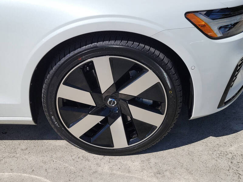 2024 Volvo S60 Recharge T8 Plus Dark Theme