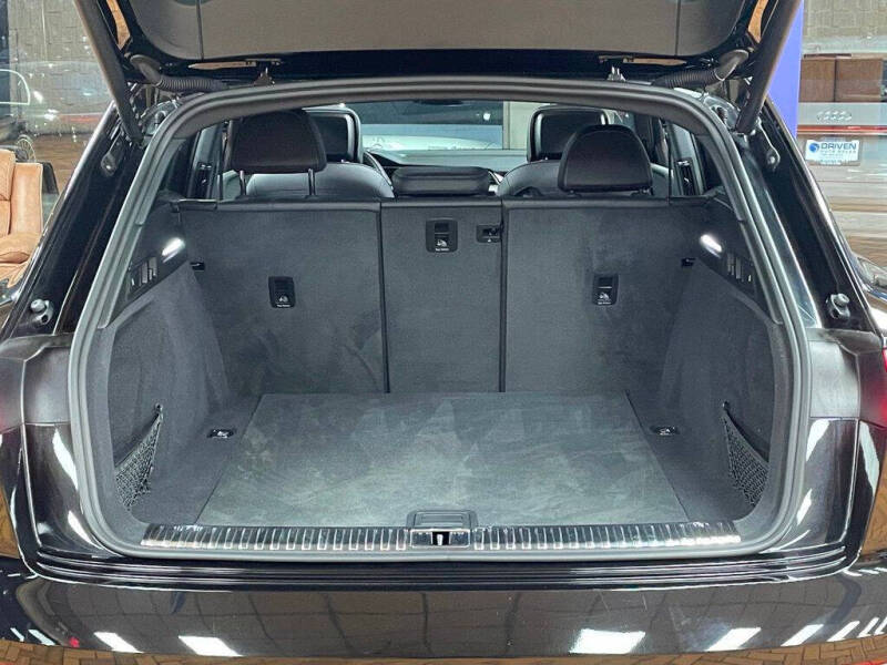 2022 Audi e-tron quattro Premium Plus