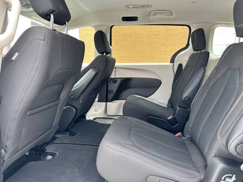 2022 Chrysler Voyager LX
