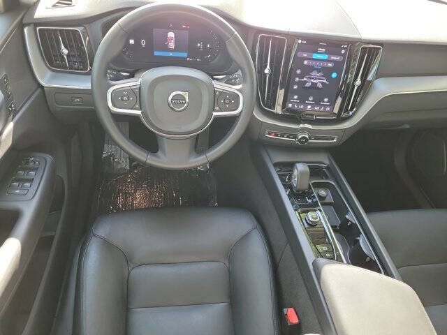 2024 Volvo XC60 B5 Core Dark Theme
