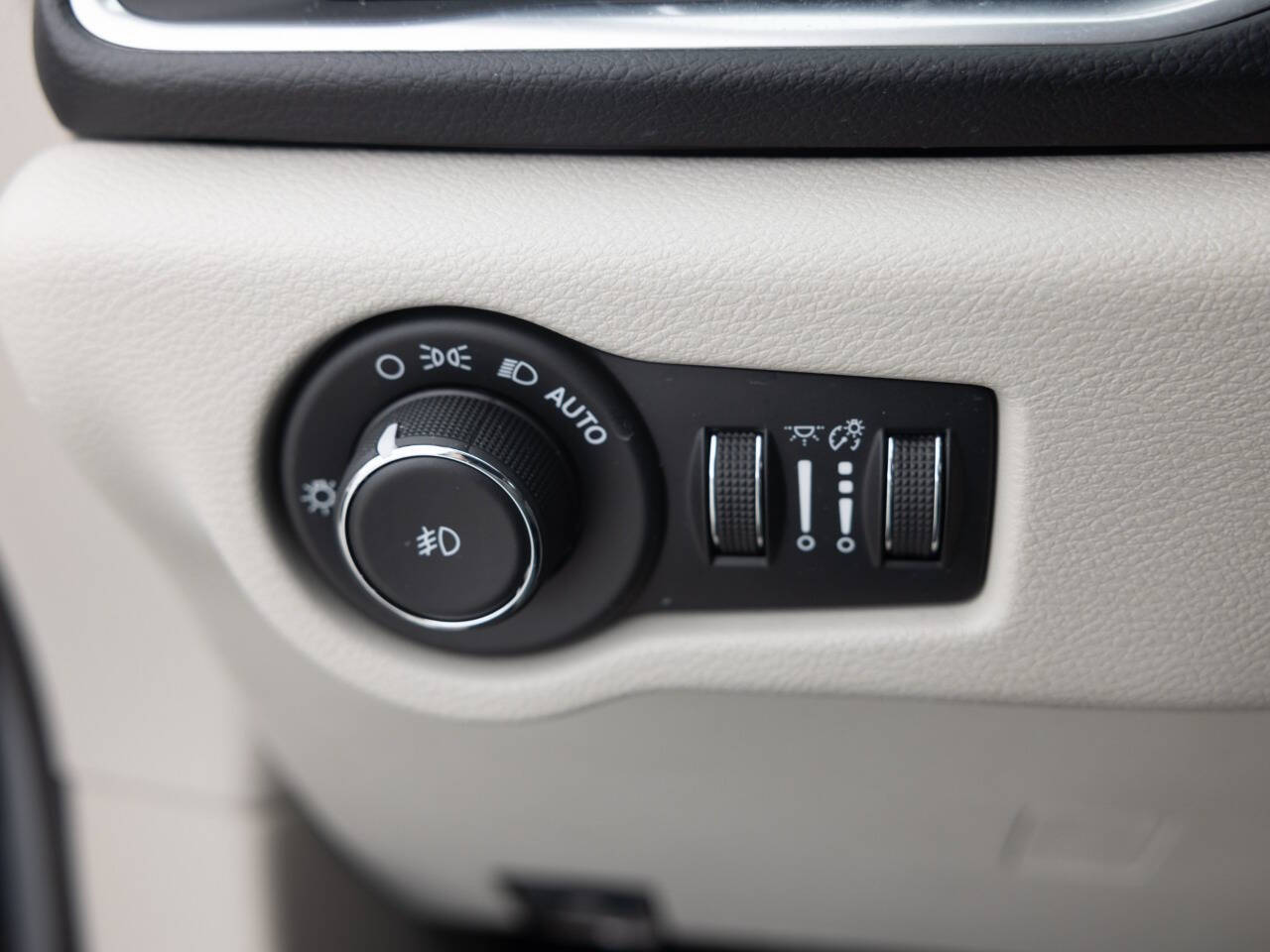 Used Car 2017 Chrysler Pacifica  Touring L Plus 4dr Mini Van For Sale Under $12,000 In Coal City, Illinois