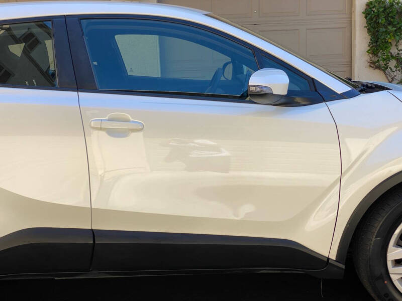 2019 Toyota C-HR LE photo 5