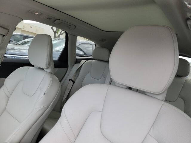 2023 Volvo XC60 B5 Plus Dark Theme