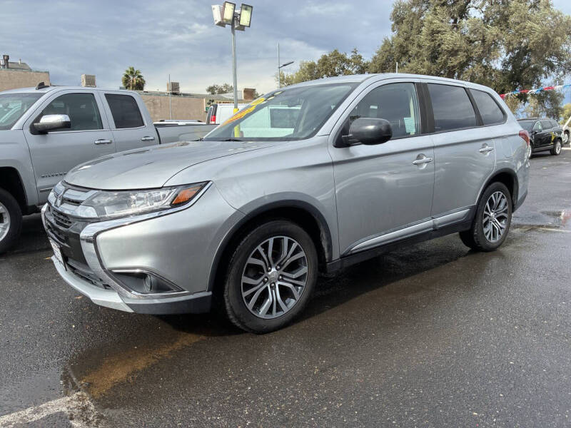 2018 Mitsubishi Outlander ES's photo