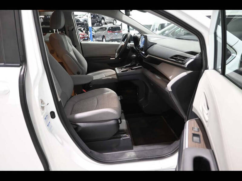 2022 Toyota Sienna LE 8-Passenger