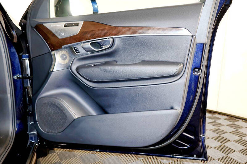 2017 Volvo XC90 T6 Momentum