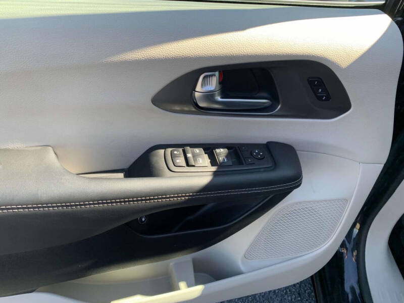 2023 Chrysler Pacifica Plug-In Hybrid Touring L