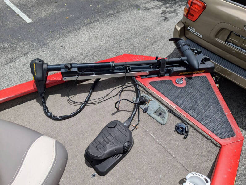 2004 Tracker Bass Boat