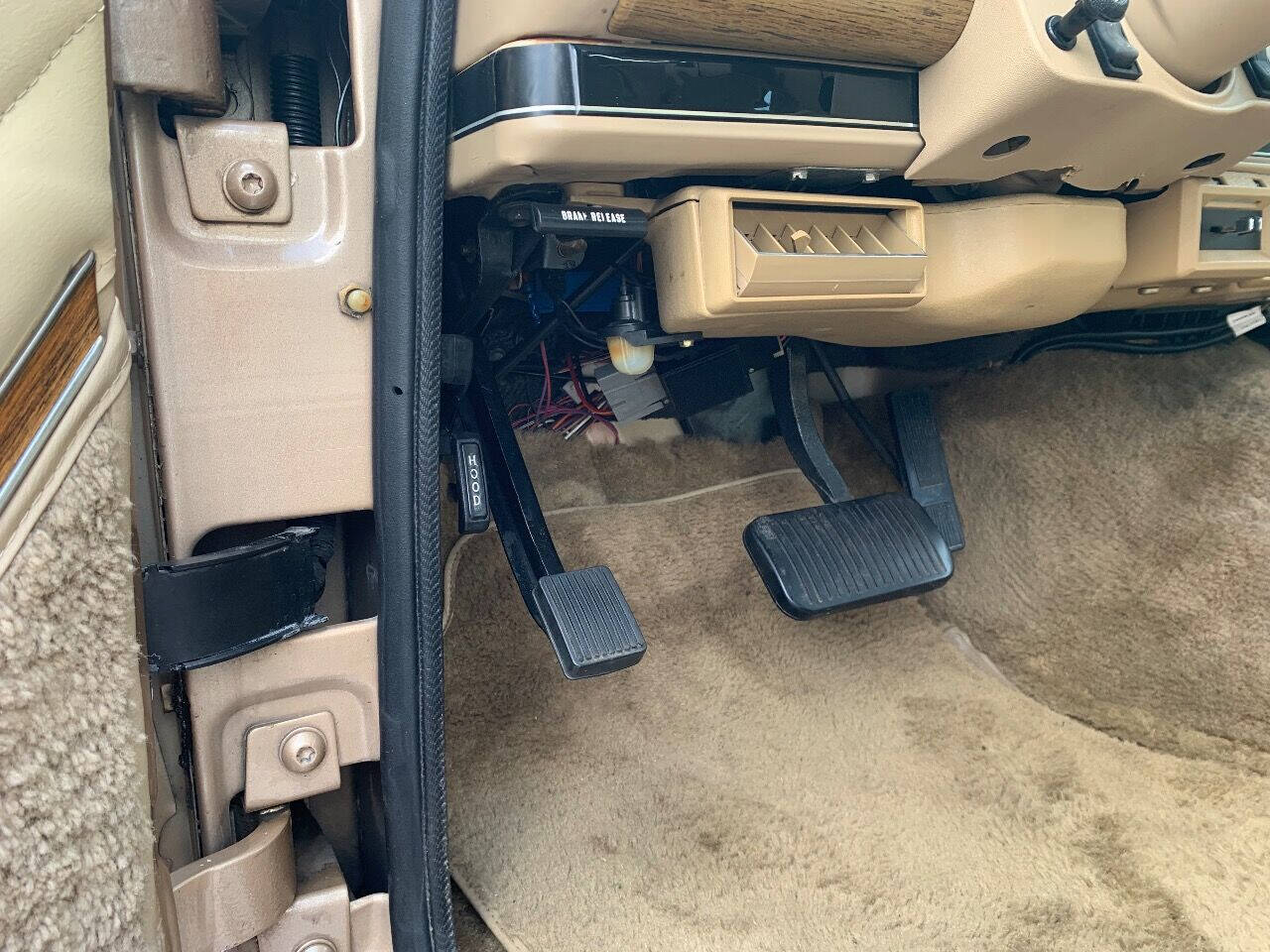 1989 Jeep Grand Wagoneer 57