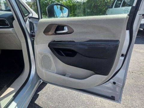 2022 Chrysler Voyager LX