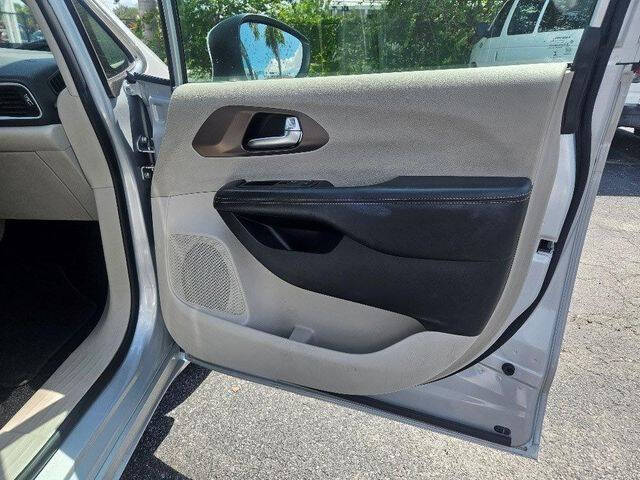 2022 Chrysler Voyager LX
