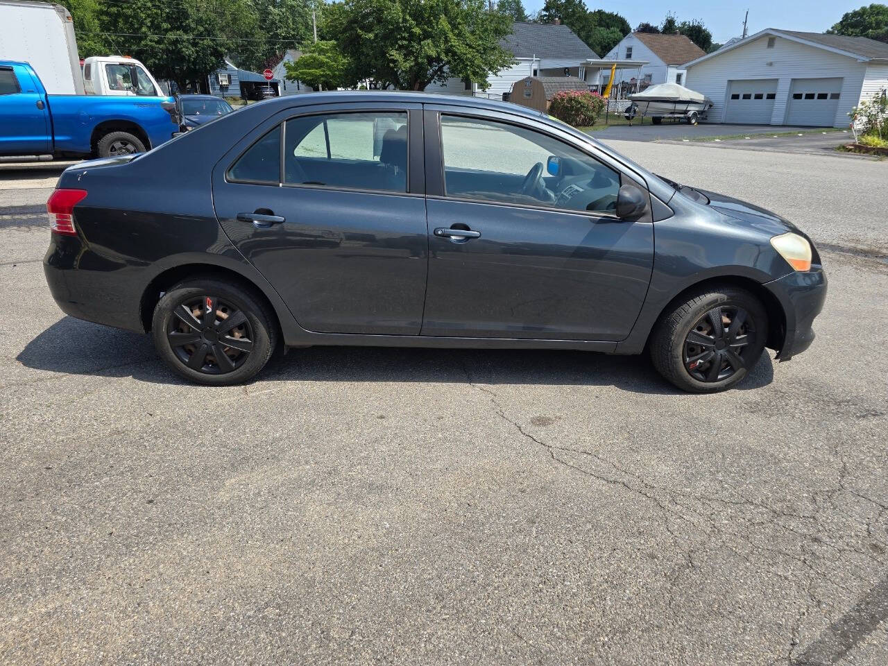 2007 Toyota Yaris for sale at QUEENSGATE AUTO SALES in York, PA