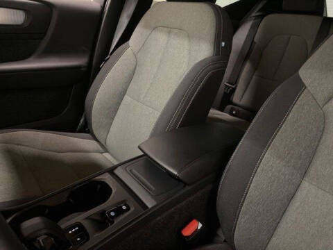 2025 Volvo XC40 B5 Core Bright Theme