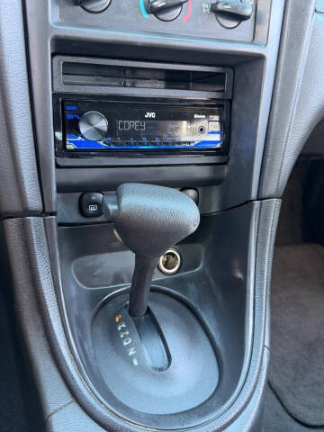 2004 Ford Mustang Deluxe