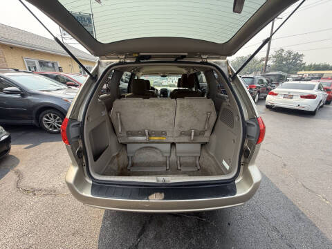 2010 Toyota Sienna LE 7-Passenger