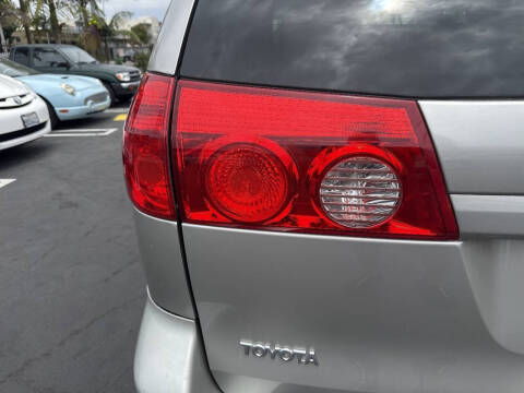 2010 Toyota Sienna LE 7-Passenger