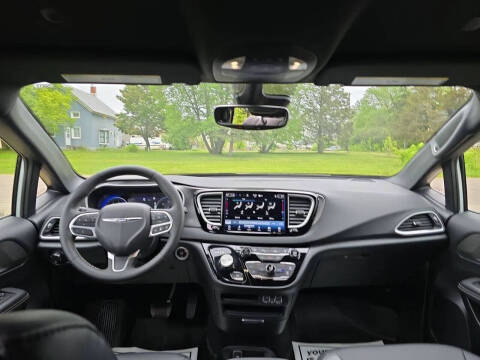 2025 Chrysler Voyager LX