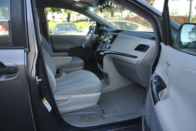 2011 Toyota Sienna Base 7-Passenger