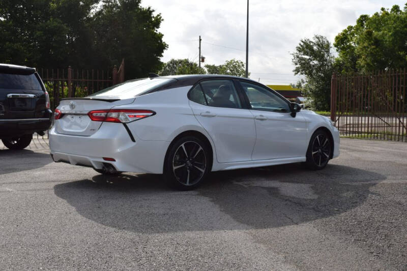 2019 Toyota Camry XSE photo 3