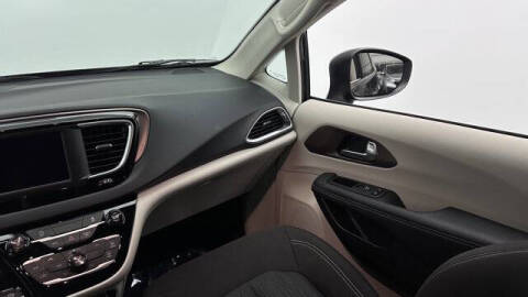 2024 Chrysler Voyager LX