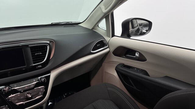 2024 Chrysler Voyager LX