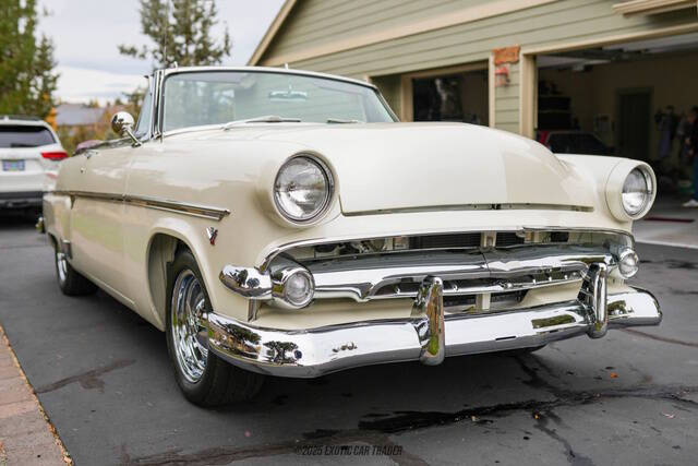 1954 Ford Crestline