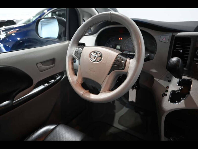 2013 Toyota Sienna LE Mobility 7-Passenger