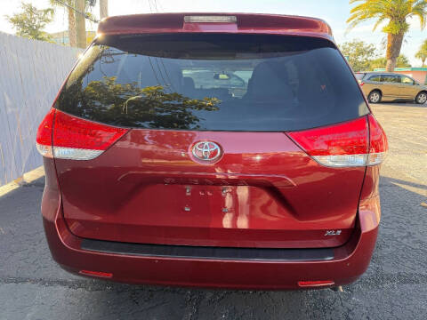 2013 Toyota Sienna XLE 8-Passenger