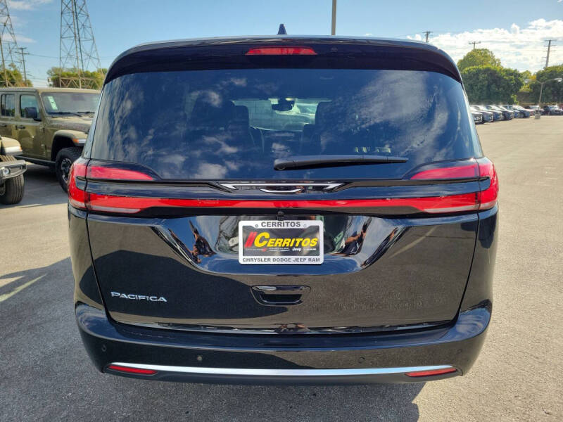 2027 Chrysler Pacifica Select