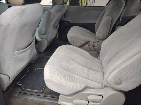 2012 Toyota Sienna LE 7-Passenger Auto Access Seat