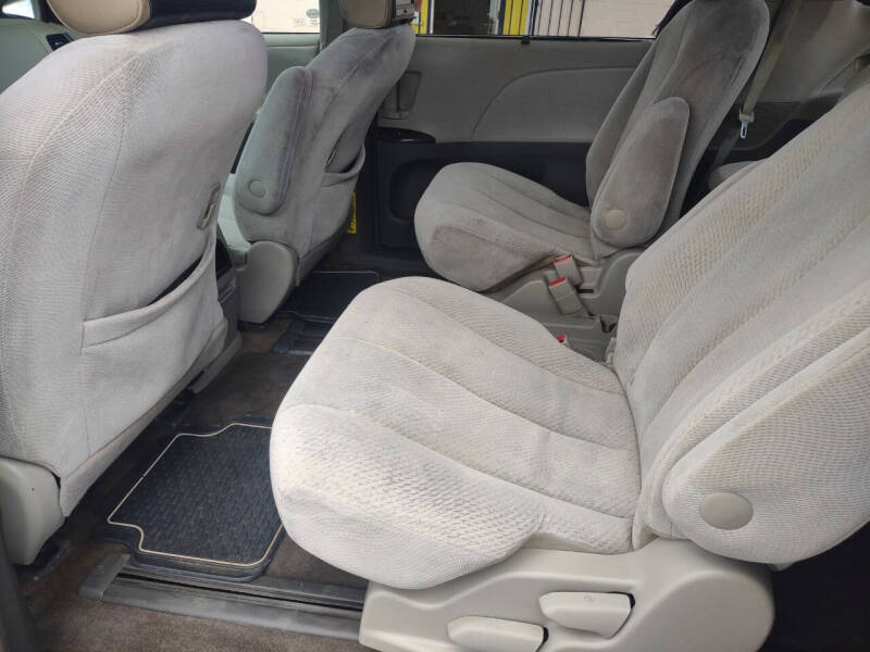 2012 Toyota Sienna LE 7-Passenger Auto Access Seat