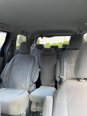 2017 Toyota Sienna LE 8-Passenger