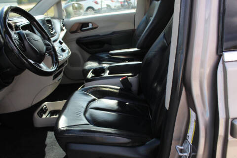 2017 Chrysler Pacifica Touring-L Plus