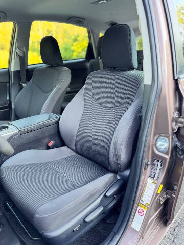 2015 Toyota Prius v Four