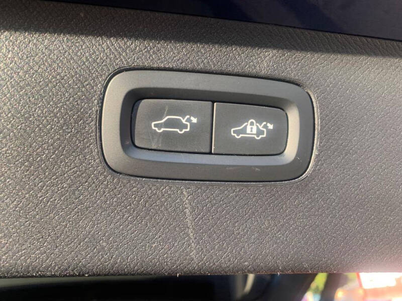 2016 Volvo XC90 T6 Momentum