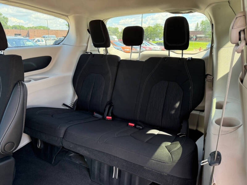 2022 Chrysler Voyager LX