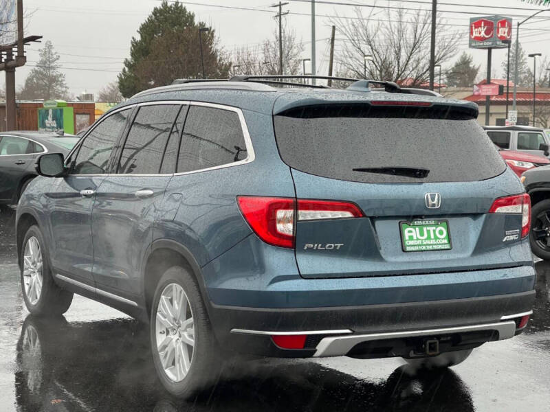 2019 Honda Pilot Touring w/Rear Captain's Chairs