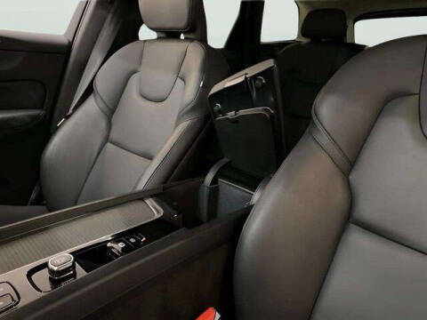 2025 Volvo XC60 B5 Core Dark Theme