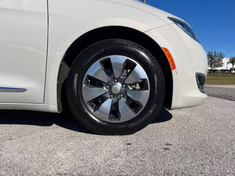 2017 Chrysler Pacifica Hybrid Platinum