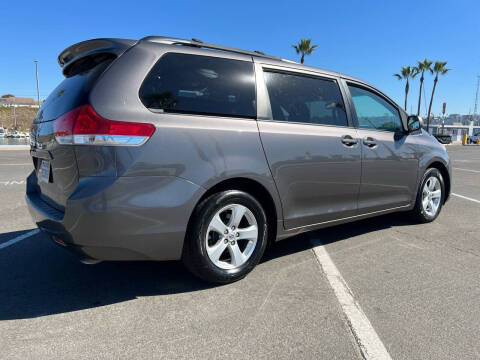 2014 Toyota Sienna LE 8-Passenger