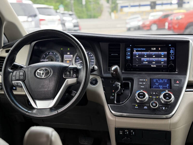 2017 Toyota Sienna XLE Premium 8-Passenger