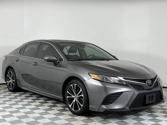 2020 Toyota Camry SE's photo