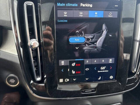 2025 Volvo XC40 B5 Ultra Bright Theme