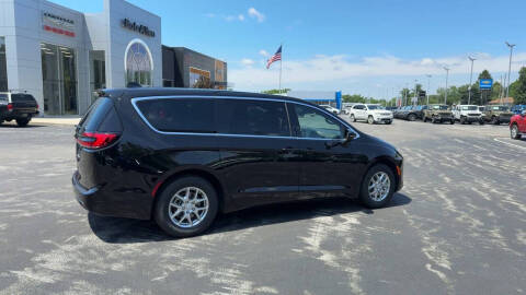 2027 Chrysler Pacifica Select