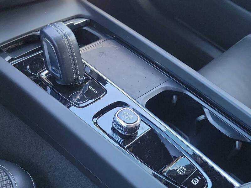 2022 Volvo XC60 B5 R-Design