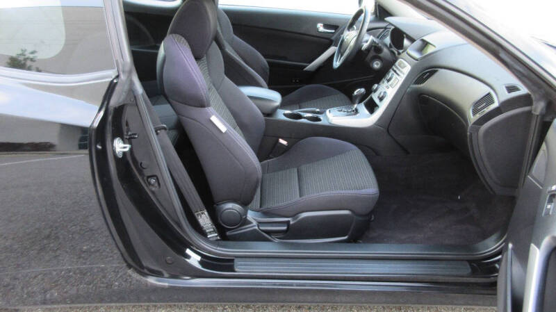 2010 Hyundai Genesis Coupe Premium photo 17