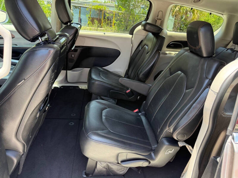 2017 Chrysler Pacifica Touring-L Plus