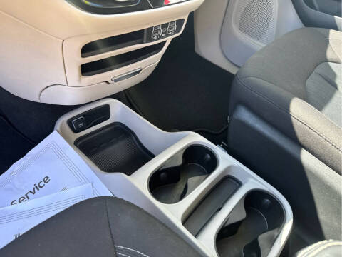 2023 Chrysler Voyager LX