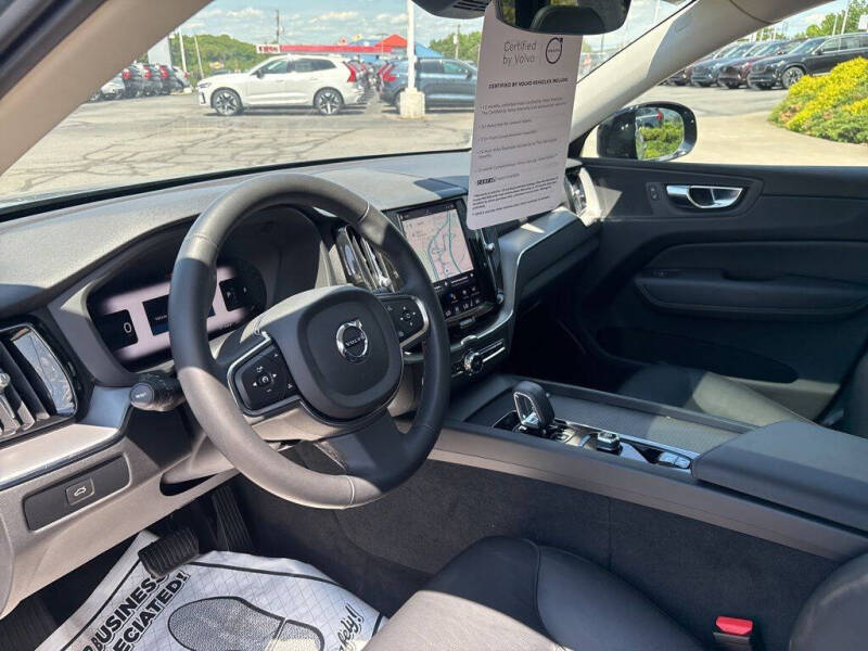 2024 Volvo XC60 B5 Core Dark Theme