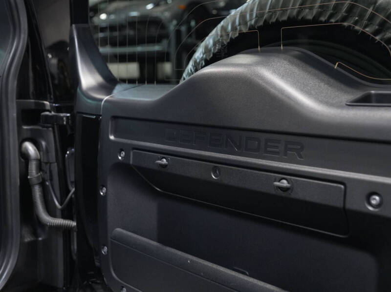 2025 Land Rover Defender 110 V8 P525